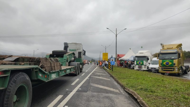 Na BR-101, bloqueio em Joinville teve fim, segundo a PRF &#8211; Foto: Dani Lando/NDTV