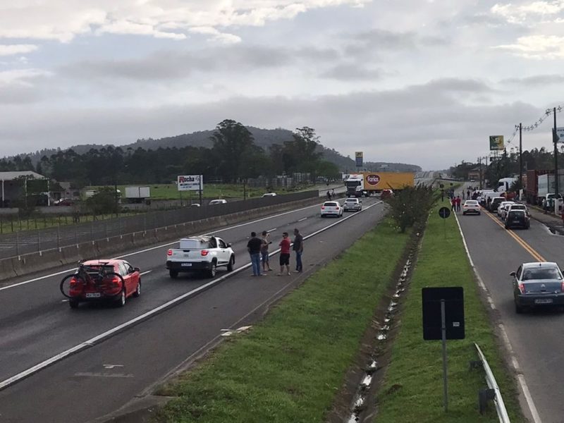 Ainda no in&iacute;cio da manh&atilde; desta quinta-feira (9) os caminhoneiros chegaram a bloquear um sentido da BR-101 em Maracaj&aacute; por cerca de 15 minutos – Foto: Karol Carvalho/NDTV