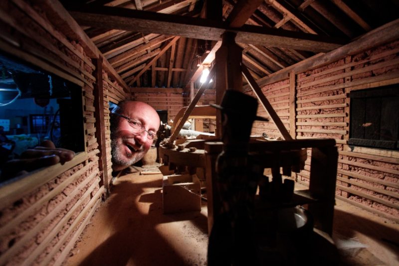 S&eacute;rgio Ant&ocirc;nio de Souza, o Marreba, 56 anos. Ele e a mulher mant&ecirc;m um galp&atilde;o anexo &agrave; sua casa onde guardam e cultuam os personagens do folguedo – Foto: L&eacute;o Munhoz/ND
