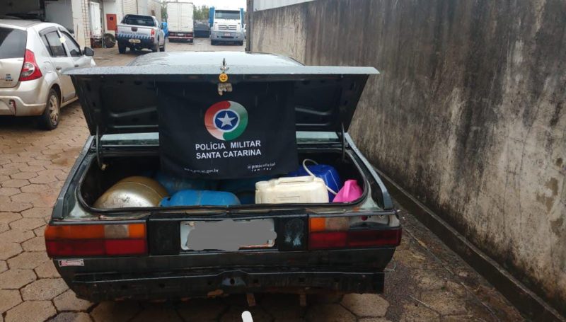Produtos contrabandeados estavam no porta-malas do carro – Foto: PM/ND