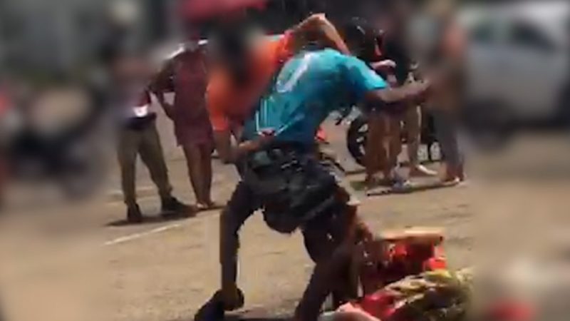 Briga generalizada ocorreu na fila de vacina&ccedil;&atilde;o. – Foto: Reprodu&ccedil;&atilde;o/Ric Mais