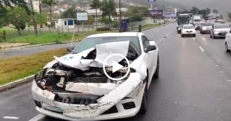 Camaro após colidir contra caminhão na SC-282, em Florianópolis, na manhã desta segunda-feira (20) – Foto: GMF/Divulgação/ND