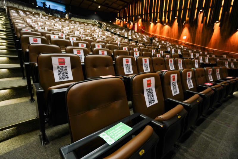 Cadeiras do teatro do CIC foram sinalizadas e receberam um QR Code, para posterior rastreamento do público que dói ao evento de julho – Foto: Ricardo Wollfenbüttel/Divulgação/ND