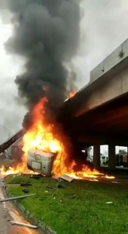 Caminh&atilde;o pega fogo em Palho&ccedil;a, na Grande Florian&oacute;polis – Foto: Divulga&ccedil;&atilde;o/ND