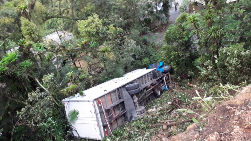 Caminhão furtado tombou na Serra Dona Francisca – Foto: Internet