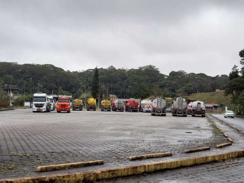 Caminhões são impedidos de sair e entrar para abastecer na base de Guaramirim &#8211; Foto: Thiago Bonin/NDTV
