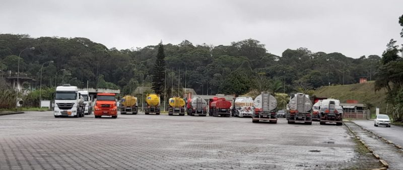Caminhões são impedidos de sair e entrar para abastecer na base de Guaramirim &#8211; Foto: Thiago Bonin/NDTV