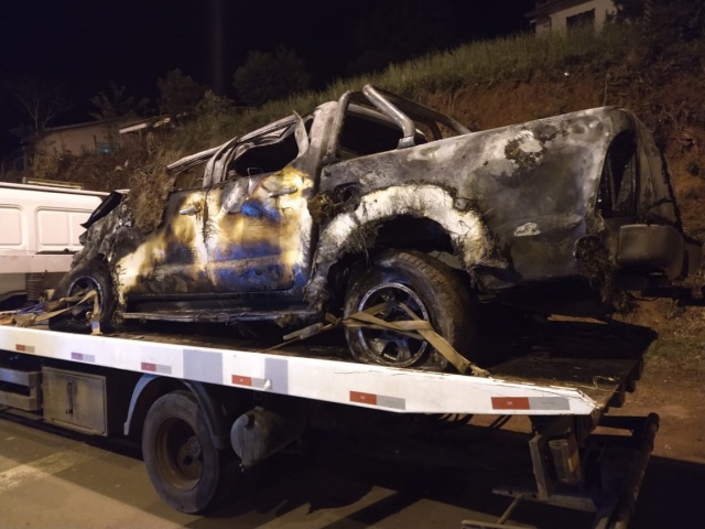 Camionete foi completamente destru&iacute;da pelas chamas – Foto: PMRv/ND