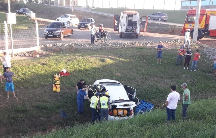 Carro cabotou na BR-280 em Araquari, Norte de SC