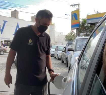 No posto Santa Rosa, em Itaja&iacute;, pessoas abastecem o tanque e levam gal&otilde;es de gasolina – Foto: Laura Irigoyen/ND+