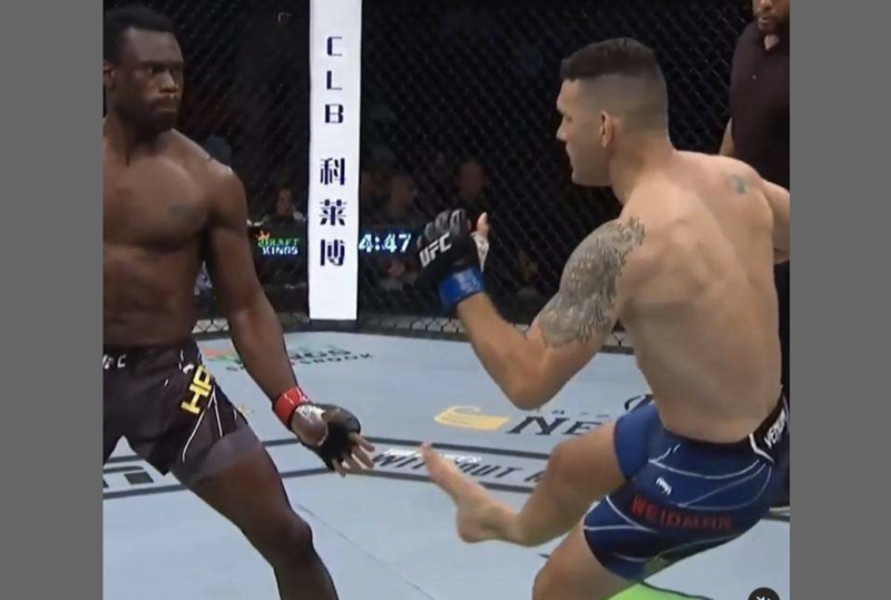 Chris Weidman sofreu fratura idêntica em abril de 2021 na luta contra Uriah Hall – Foto: Reprodução