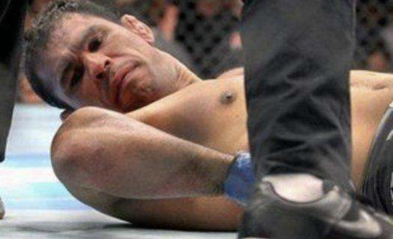 Minotauro fraturou o braço na derrota para Frank Mir, em 2011. O brasileiro havia sido imobilizado, mas não cedeu a dor até que o braço quebrou – Foto: Reprodução