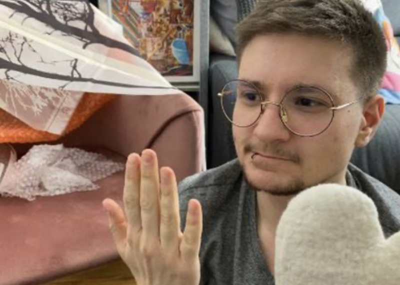 Aaron Ansuini ficou empolgado com o curso, fez postagens no Twitter, mas descobriu que o professor com quem lecionava estava morto – Foto: Reprodução