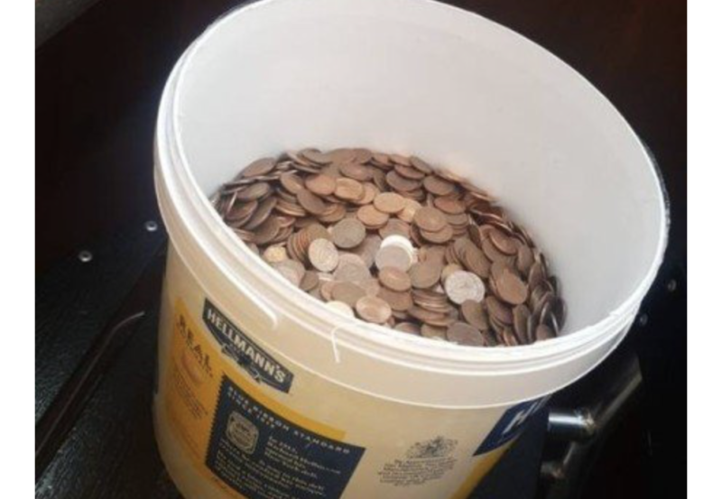 Revoltado por ter que pagar ex-funcionário, patrão salda a dívida com milhares de moedas de 5 centavos. – Foto: Reprodução