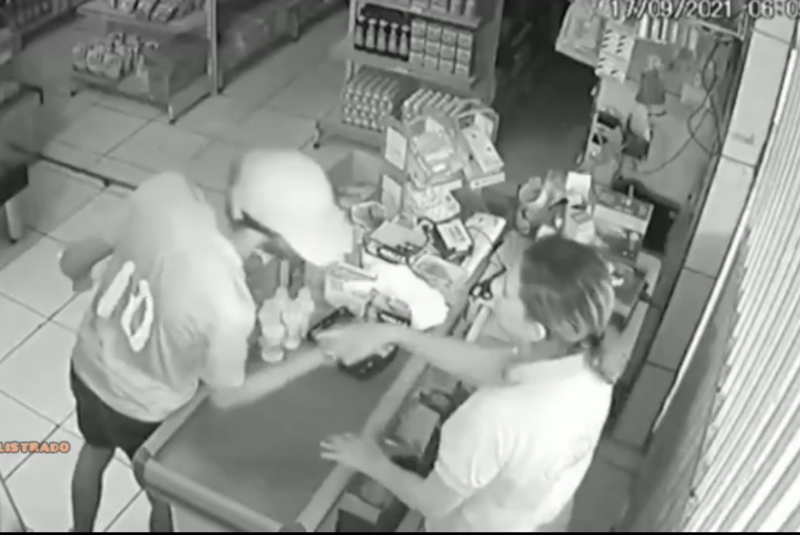 Assaltante primeiro assalta. Depois, beijinho… – Foto: Reprodu&ccedil;&atilde;o