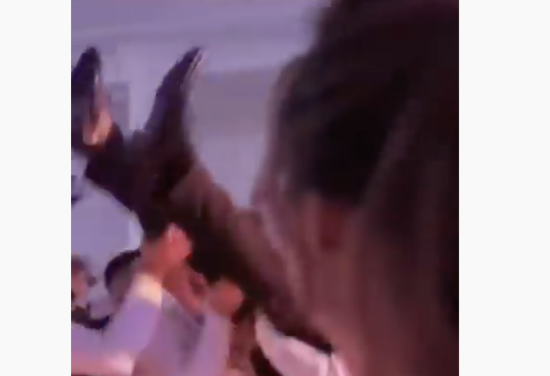 Noivo foi jogado para o alto, mas ningu&eacute;m o segurou – Foto: Reprodu&ccedil;&atilde;o