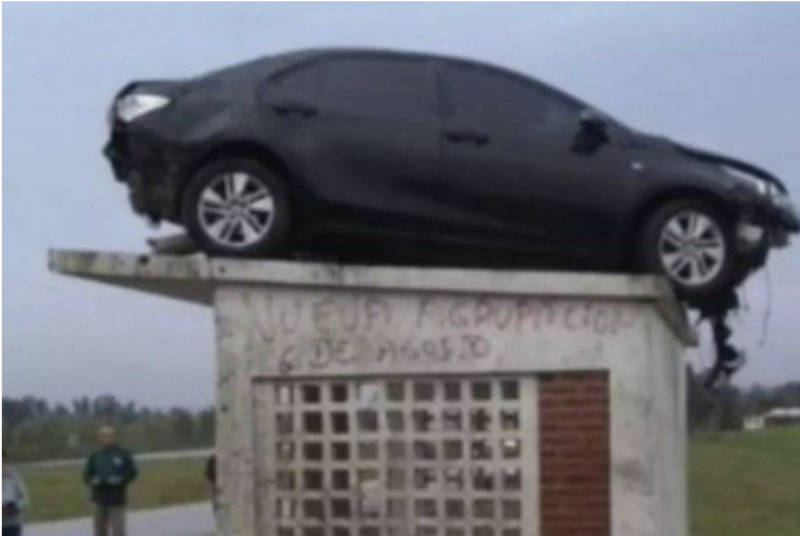 Carro foi parar em cima do ponto de ônibus, após aç – Foto: Reprodução