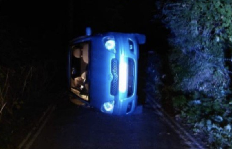 Carro tombado ap&oacute;s descer parte da ribanceira: ‘sexo adolescente’ poderia ter sido fatal – Foto: Reprodu&ccedil;&atilde;o