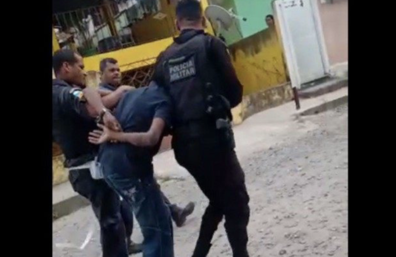 Policiais conduzem o ‘homem-g&aacute;s’ para a delegacia, ap&oacute;s pris&atilde;o inusitada – Foto: Reprodu&ccedil;&atilde;o