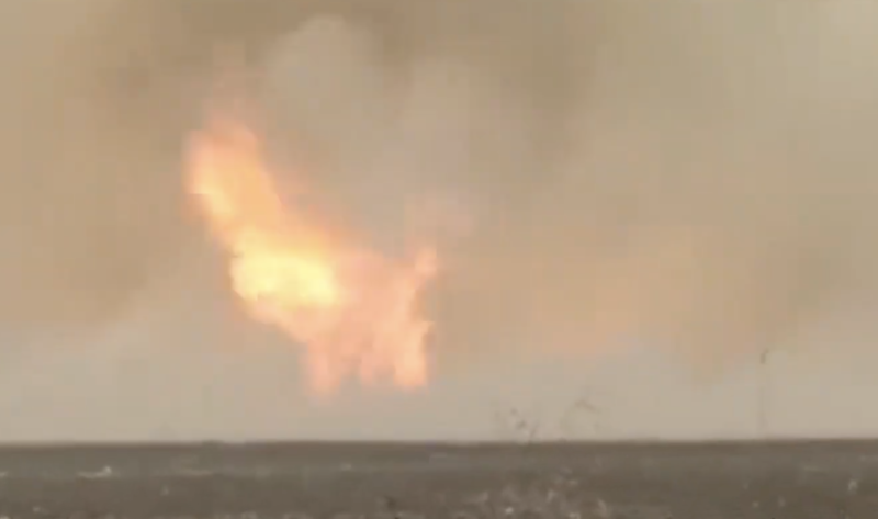 “Que tro&ccedil;o &eacute; esse?”, diz bombeiro, assustado com a rapidez com que o redemoinho de fogo se movimenta – Foto: Reprodu&ccedil;&atilde;o