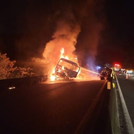 Bombeiros tentam conter as chamas de caminh&atilde;o que pegou fogo em acidente na BR-101 – Foto: Pista Limpa/Divulga&ccedil;&atilde;o/ND