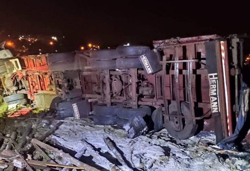 Carreta ficou destru&iacute;da ap&oacute;s o acidente – Foto: PMRv/ND
