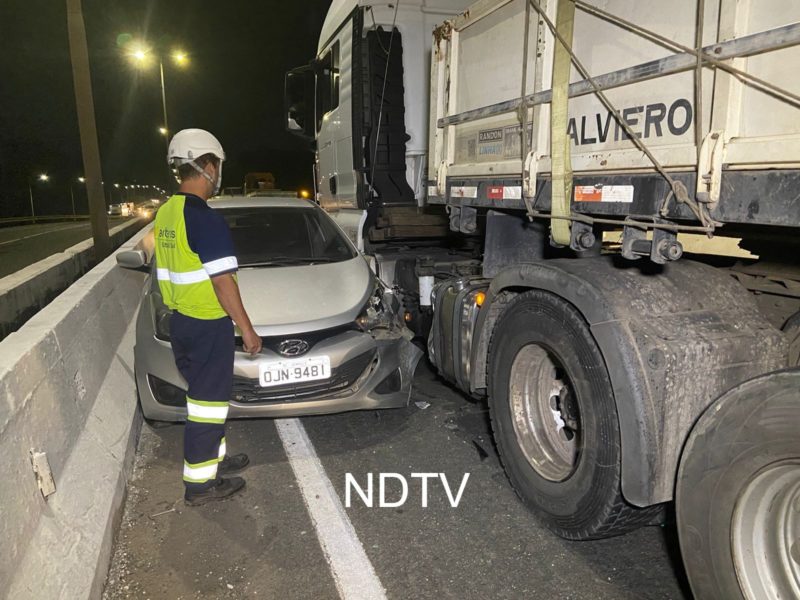 Caminh&atilde;o bateu no carro, que rodou e acabou sendo arrastado – Foto: Ricardo Alves/NDTV