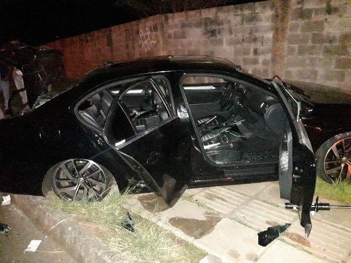 Os assaltantes abandonaram o carro e fugiram ap&oacute;s o acidente – Foto: PM/ND