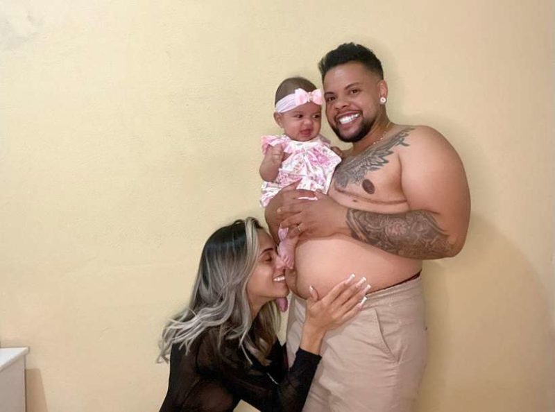 A fam&iacute;lia do casal trans de Montes Claros aumentou. Agora, s&atilde;o 4: Rodrigo, Ellen, Izabella e o beb&ecirc;, que deve nascer em maio de 2022 – Foto: Arquivo pessoal/ND