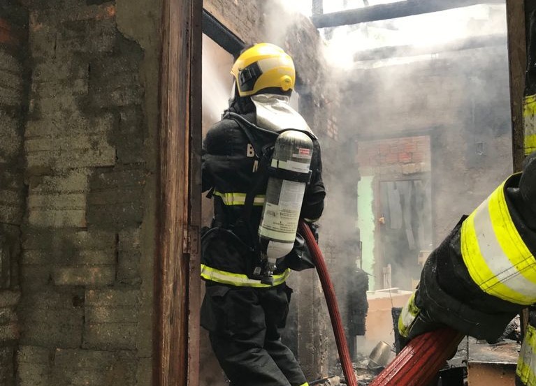Casa foi destru&iacute;da por inc&ecirc;ndio na mesma rua em que ocorreu o assassinato de Felipe da Silva Martinho no bairro Rio Bonito e a Pol&iacute;cia investiga se existe rela&ccedil;&atilde;o entre os fatos em Crici&uacute;ma – Foto: Divulga&ccedil;&atilde;o/Corpo de Bombeiros