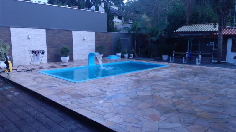 Criança de 9 anos teria levado o choque na borda piscina em Blumenau – Foto: divulgação/CBM Blumenau