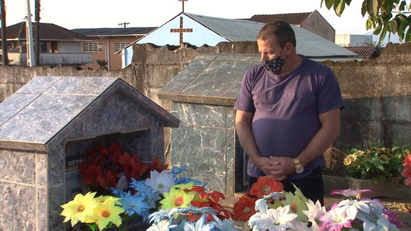 Ismael visita frequentemente o túmulo do filho e diz que situação é frequente