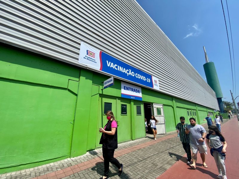 Central de Vacina&ccedil;&atilde;o no Setor 3 da Vila Germ&acirc;nica em Blumenau – Foto: Mois&eacute;s Stuker/NDTV