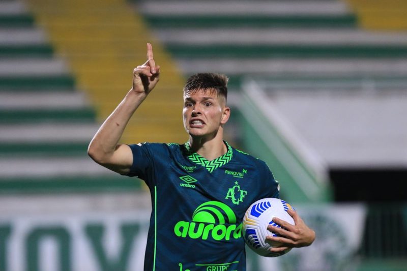 Perotti voltou a sentir dores musculares e fica novamente fora do jogo no est&aacute;dio Rei Pel&eacute; – Foto: M&aacute;rcio Cunha/ACF/ND