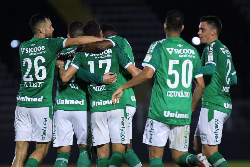 Jogadores da Chapecoense comemoram a primeira vitória na Série A – Foto: Márcio Cunha/ACF