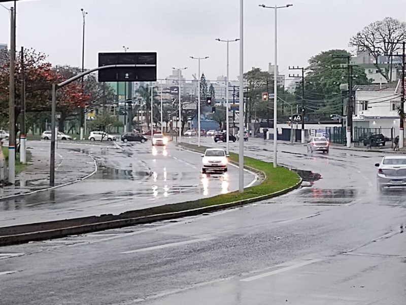 Chuva pede atenção no trânsito com redução da velocidade – Foto: Paulo Muller/NDTV