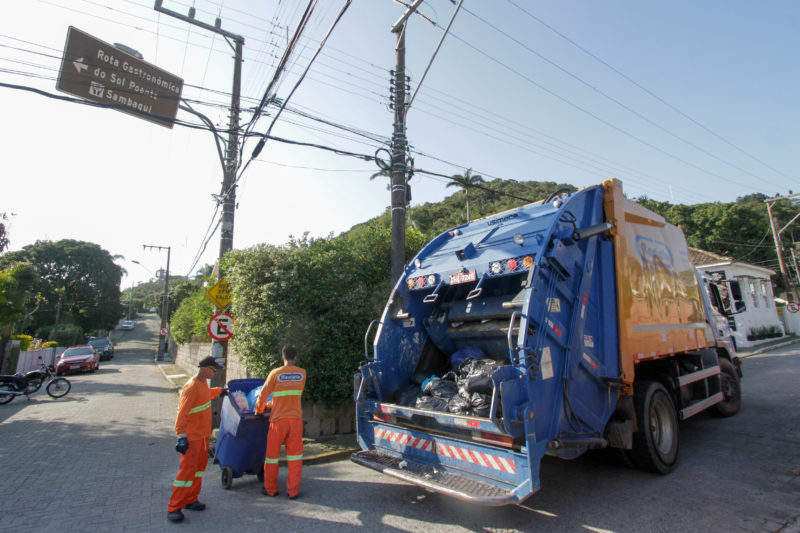 Uma das empresas no recolhimento de lixo no Norte da Ilha – Foto: Leo Munhoz/ND