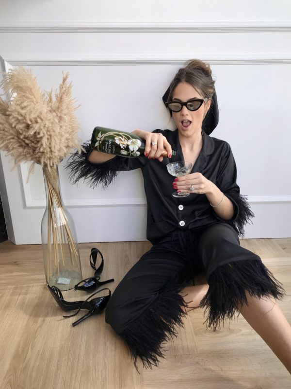 Entre seus vestidos de alta costura, com seu estilo autêntico, conheça Camila Fraga