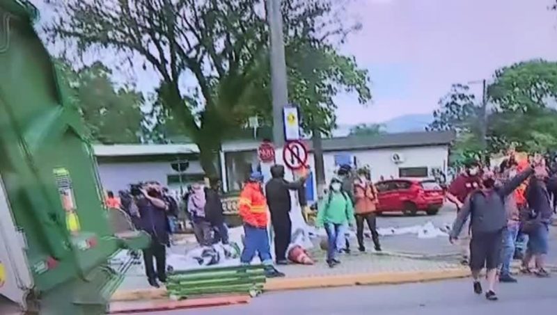 Ato da Comcap gerou confus&atilde;o e confronto na unidade do&nbsp; bairro Itacorubi, em Florian&oacute;polis – Foto: Reprodu&ccedil;&atilde;o/NDTV