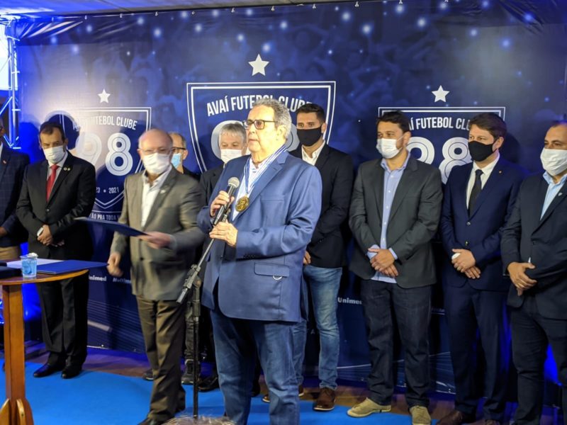 Jos&eacute; Matusal&eacute;m Comelli recebe maior honraria do Ava&iacute; durante anivers&aacute;rio do clube – Foto: Ian Sell/ND