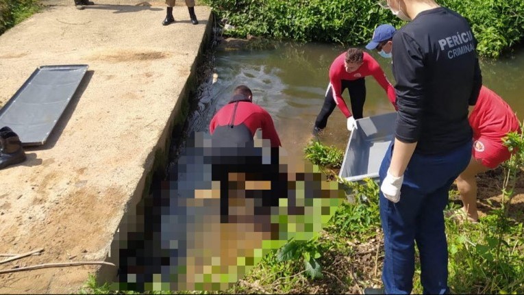 Corpo de Marcelo do Nascimento Batista de 27 anos foi encontrado em uma ponte no rio Corr&ecirc;as no bairro Sert&atilde;o do Correa em Tubar&atilde;o – Foto: Divulga&ccedil;&atilde;o/Corpo de Bombeiros Tubar&atilde;o