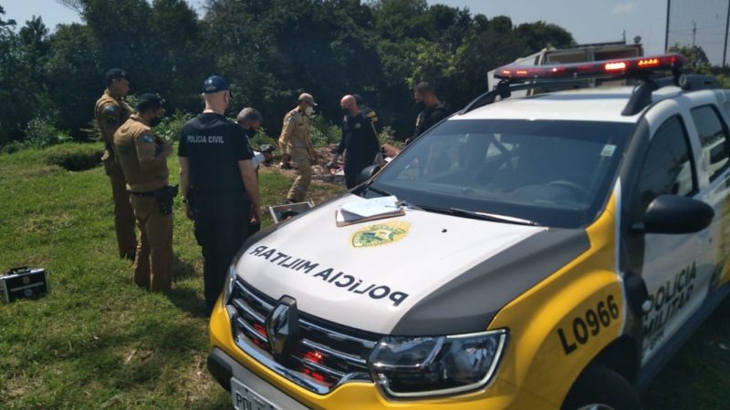 O corpo foi jogado de uma ribanceira e caiu no rio. O corpo será encaminhado para o IML (Instituto Médico Legal) para identificação e para analisar a causa da morte do homem. – Foto: Fotos: Tiago Silva/ RIC Record TV Curitiba/ND
