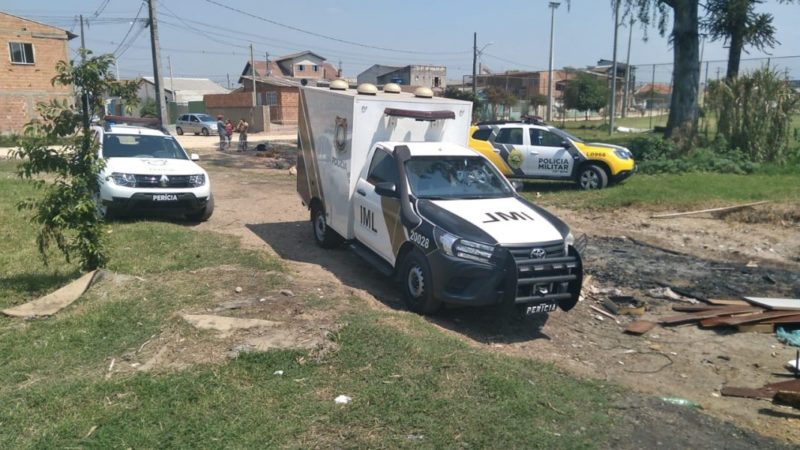 Conforme o perito que fez a análise do corpo no local, o homem — de aproximadamente 25 anos — provavelmente foi morto no começo da manhã e estava com vários ferimentos. A Polícia Civil vai investigar o caso. – Foto: Fotos: Tiago Silva/ RIC Record TV Curitiba/ND