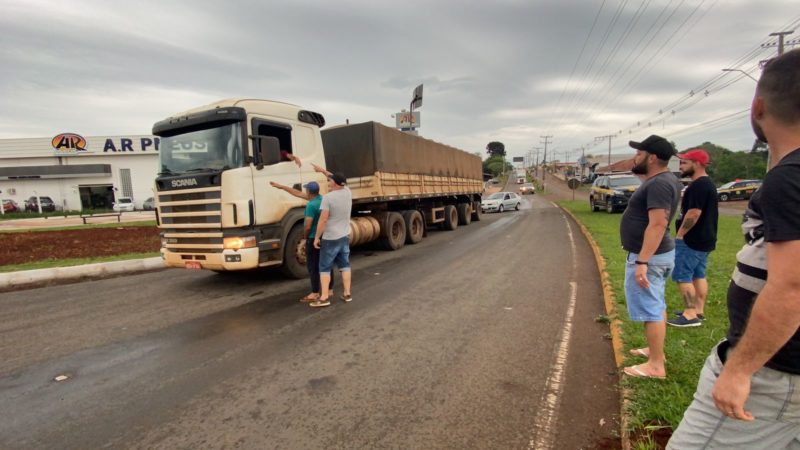 Caminhoneiros fazem paralisa&ccedil;&atilde;o no trevo de acesso a S&atilde;o Miguel do Oeste – Foto: Cristian Losch/Portal Peperi/ND