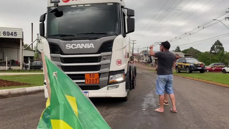 Caminhoneiros orientam colegas de profissão a aderir a paralização. – Foto: Cristian Losch/Portal Peperi/ND