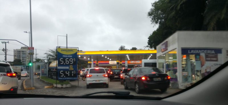 Motoristas fazem filas nos postos de combustíveis em Joinville &#8211; Foto: Camila Scottini