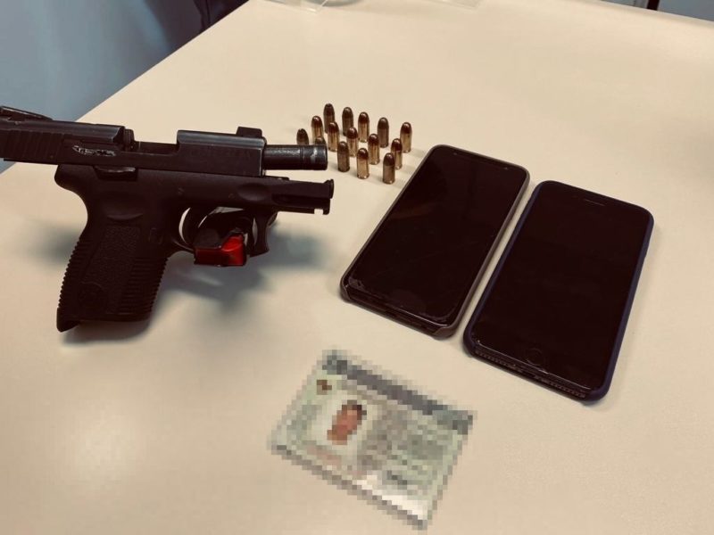 Homem portava pistola e itens pessoais no momento da pris&atilde;o – Foto: PCSC/Divulga&ccedil;&atilde;o/ND