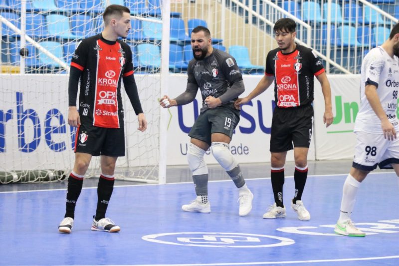 Com noite brilhante do goleiro Dennis, JEC Futsal vence o Tubarão pelo Estadual – Foto: Juliano Schmidt/JEC Futsal/Divulgação/ND