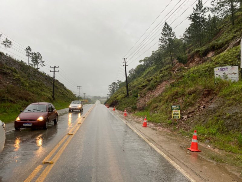 Deslizamento de encosta por conta do alto volume de chuvas em SC alerta motoristas – Foto: Polícia Militar Rodoviária/Divulgação/ND