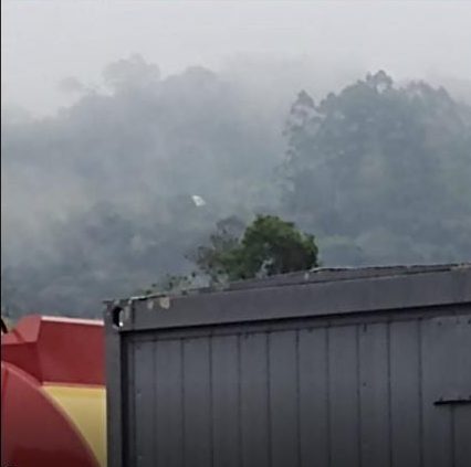 Objeto metálico no meio da mata chamou a atenção de moradores na manhã desta sexta-feira (24) – Foto: Divulgação/Bombeiros Voluntários de Lontras/ND